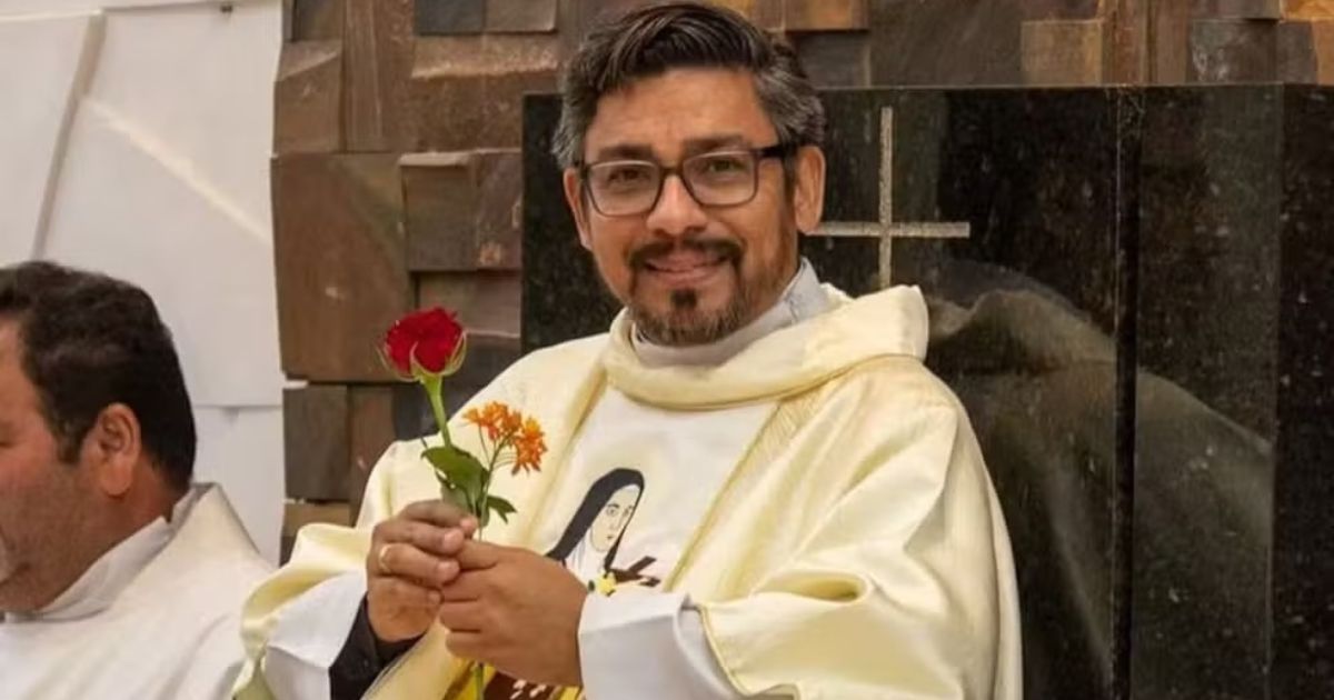 Padre é encontrado morto com corpo enrolado em tapete e golpes de martelo