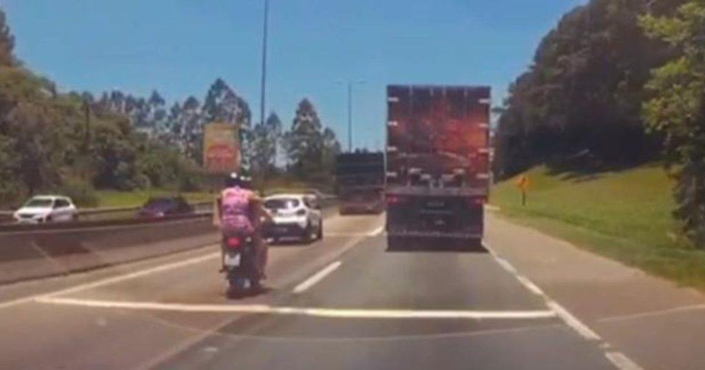 Tragédia: Câmera flagra queda de motociclista e caminhão passando por cima de mulher em rodovia do Paraná