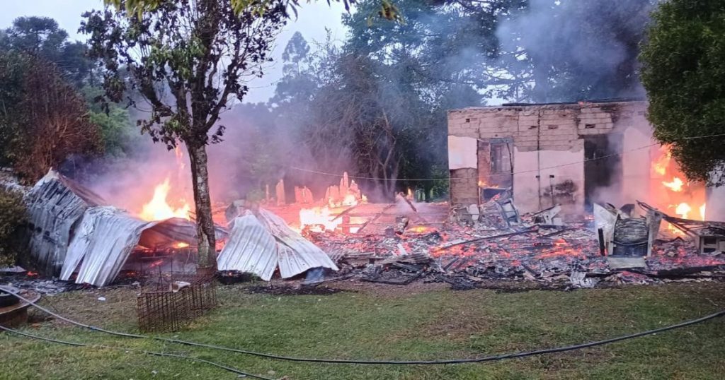 Incêndio destrói casa de fumicultores no interior de Rio Azul, família pede ajuda para reconstruir