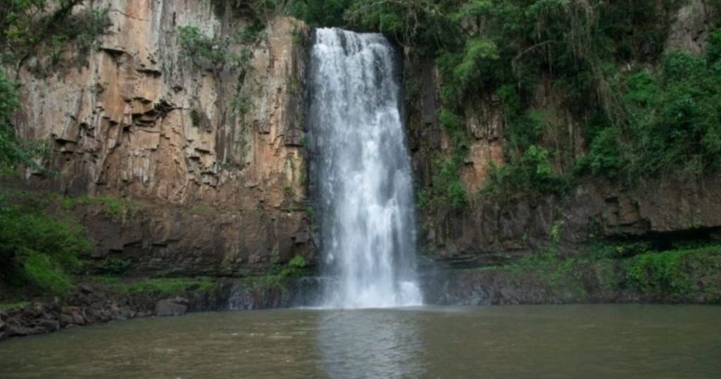 VÍDEO: Jovem desaparece na Cachoeira do Pinho em Irati; equipes de resgate retomam buscas neste domingo