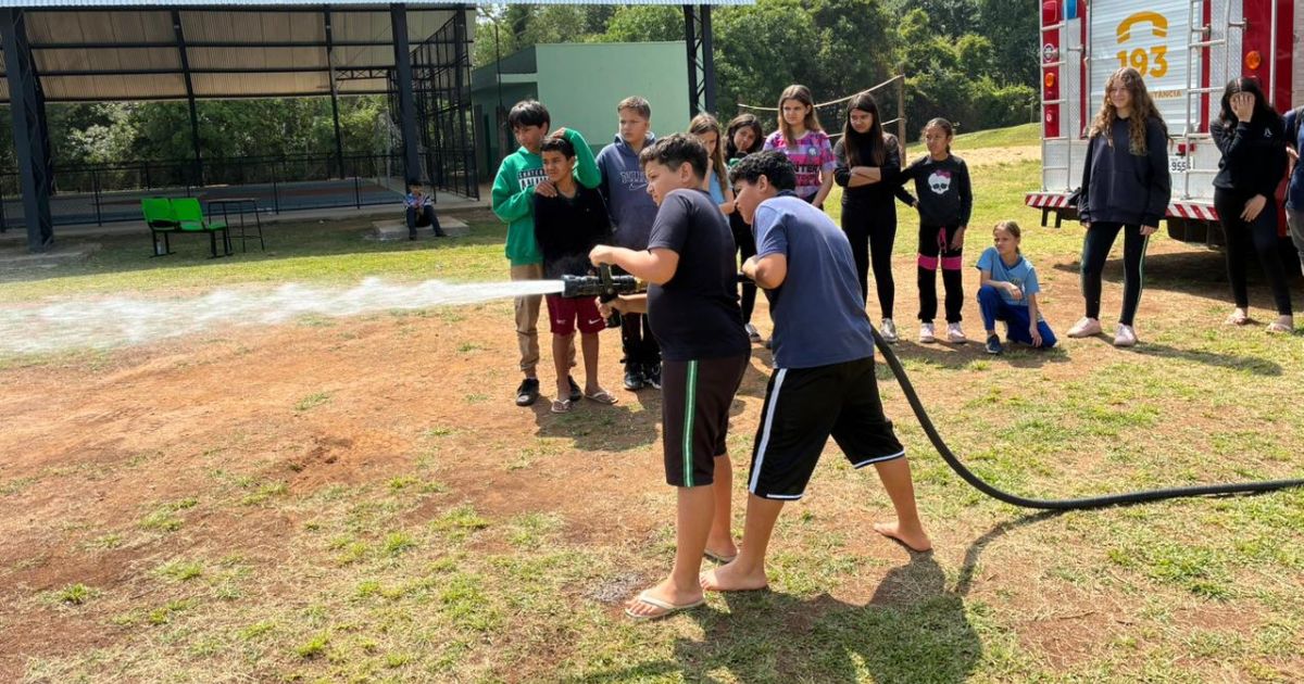 Corpo de Bombeiros realiza teste de prontidão e aproxima jovens do Adolescentro à rotina da corporação