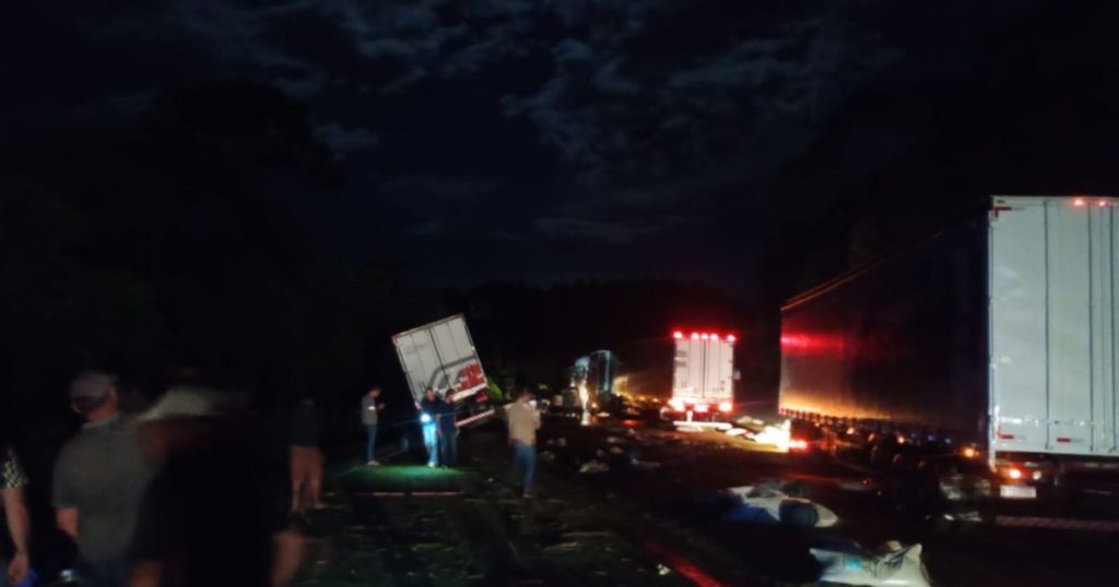 Grave acidente com caminhões deixa um morto na BR-476 entre União da Vitória e São Mateus do Sul