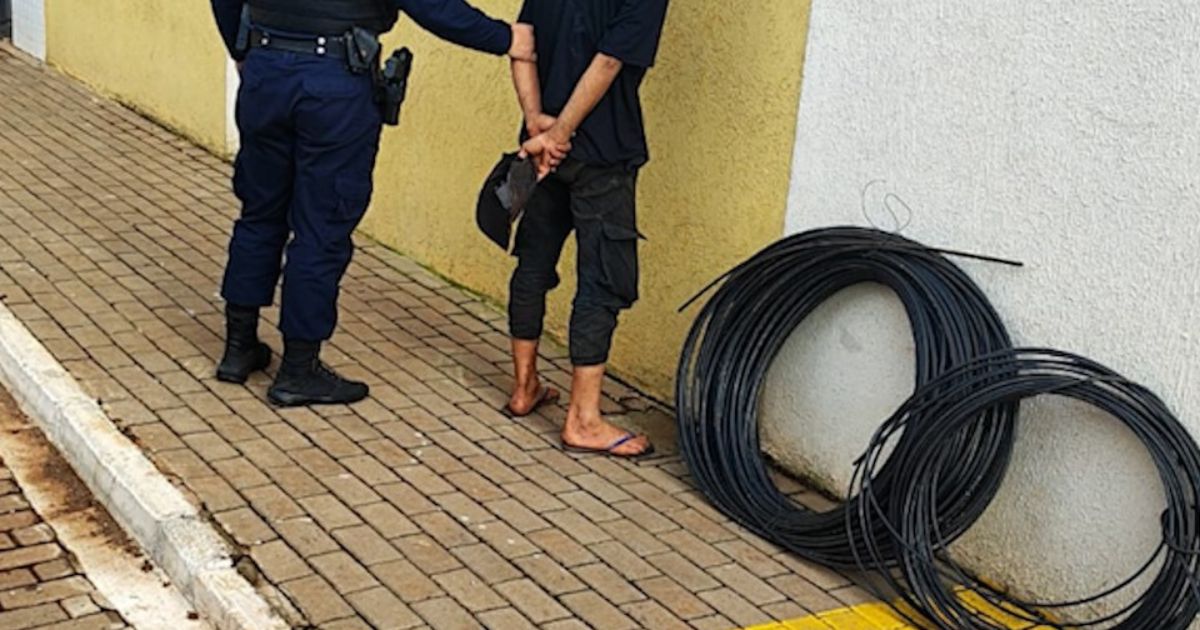 Homem é preso em flagrante por furtar 250 metros de cabos