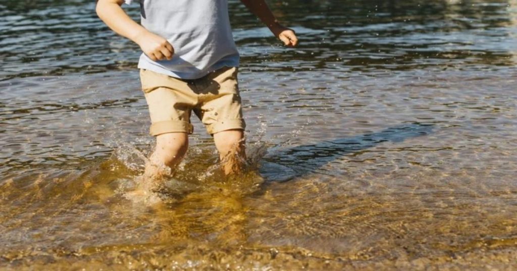 Criança de três anos morre afogada em rio e mãe é presa