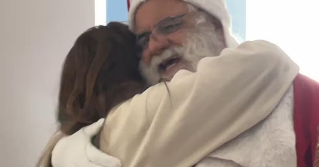 Após câncer e transplante de fígado, Papai Noel volta a hospital onde fez tratamento para alegrar pacientes