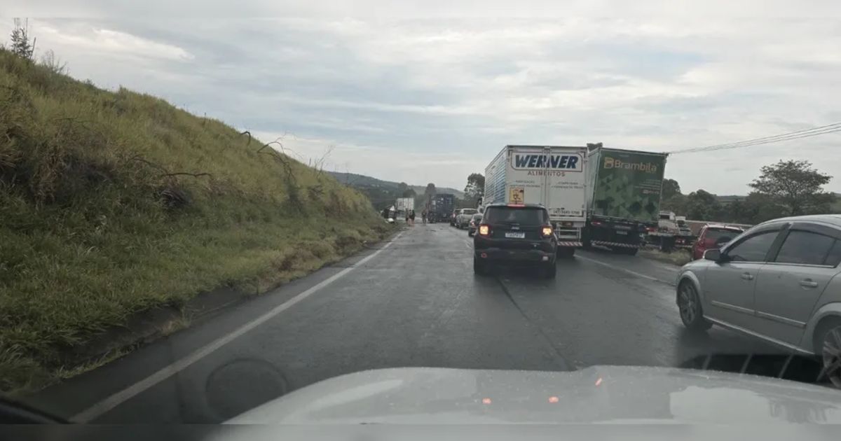 Vítima é ejetada de veículo após capotamento na BR-376 em Ponta Grossa