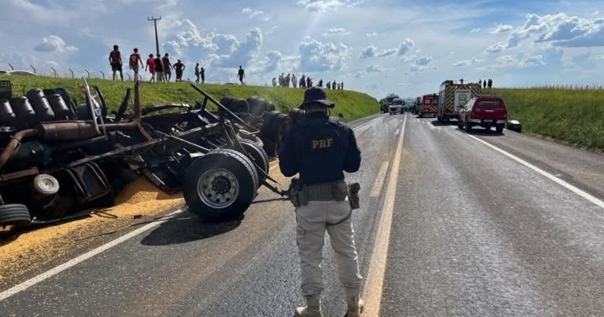 Colisão na BR-277 deixa cinco pessoas feridas e bloqueia rodovia