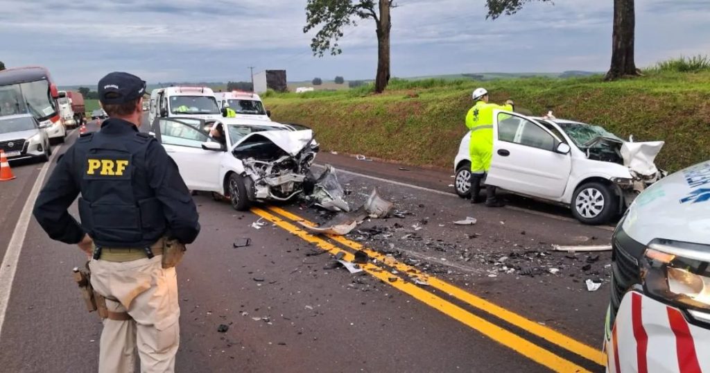 Batida frontal deixa mãe e filho mortos na BR-277