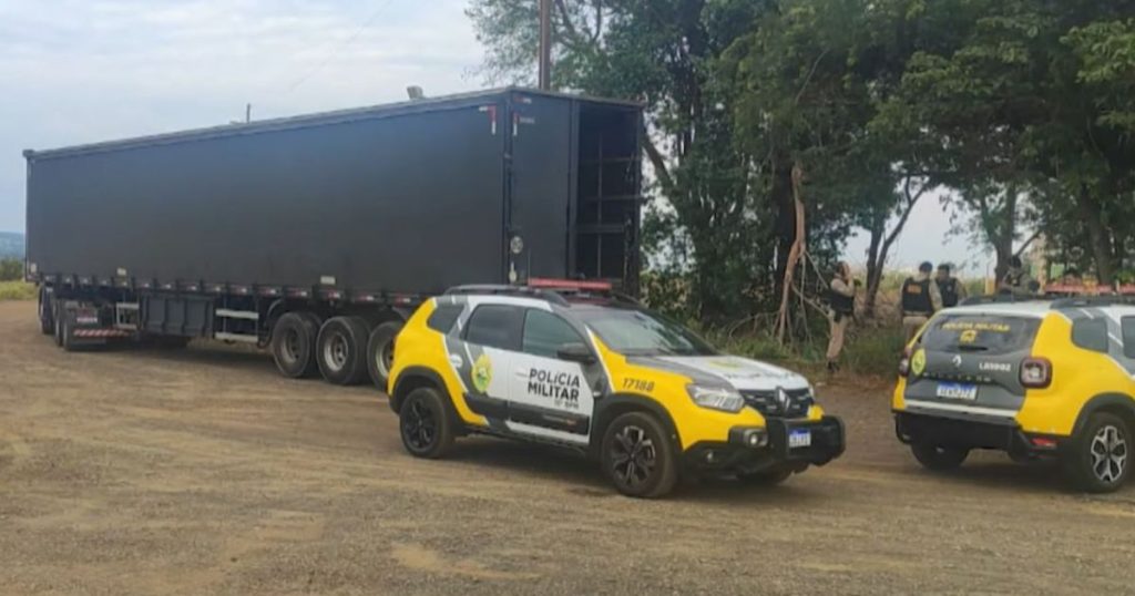 Dez toneladas de panetone são roubadas após motorista ser feito refém no Paraná