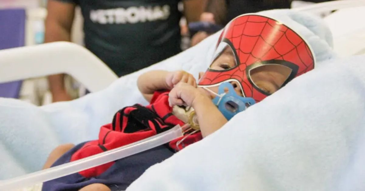 Vestido de super-herói, bebê prematuro nascido com 620g recebe alta e encanta a web; veja vídeo