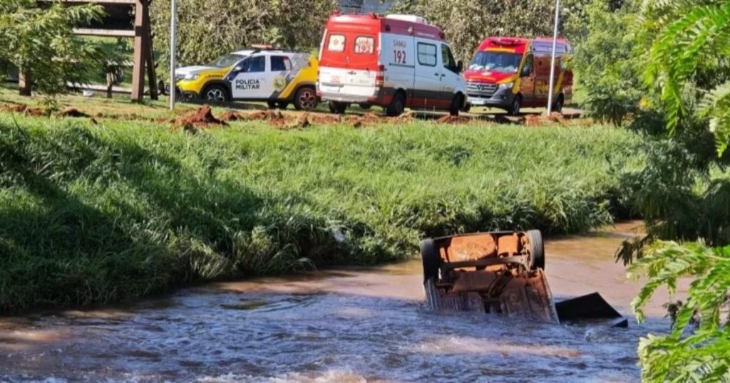 Mulher morre após carro cair em rio e três crianças ficam feridas, incluindo uma bebê