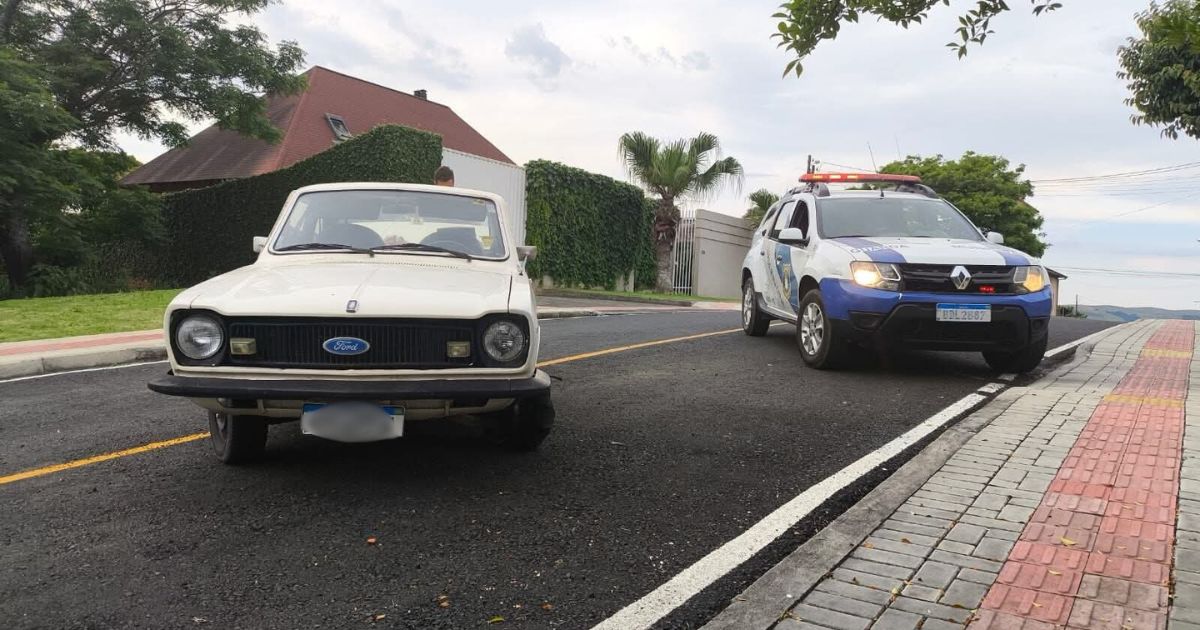 Ford Corcel furtado durante pane mecânica é encontrado abandonado em Irati