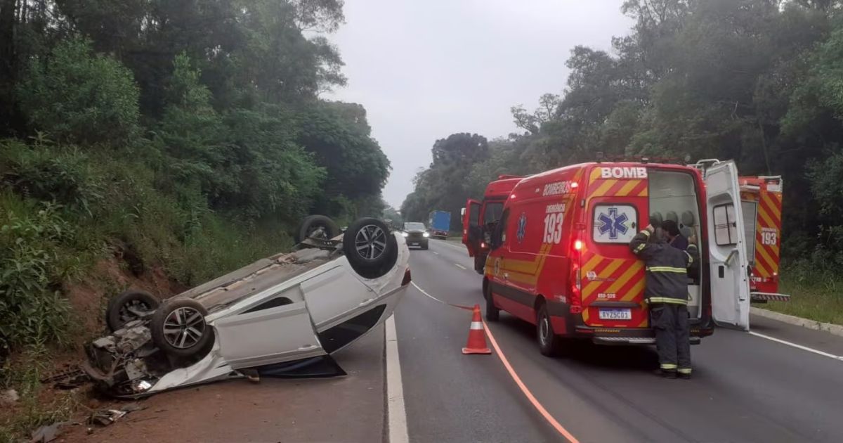Ultrapassagem causa capotamento na BR-280, em Três Barras