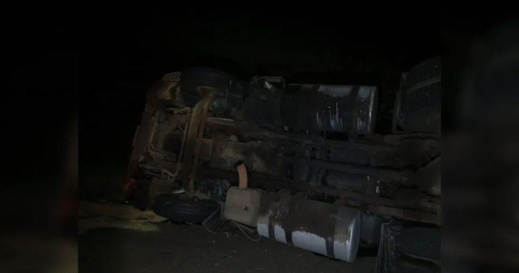 Motorista perde controle e tomba caminhão nas margens da PR-151