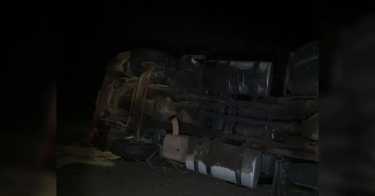 Motorista perde controle e tomba caminhão nas margens da PR-151