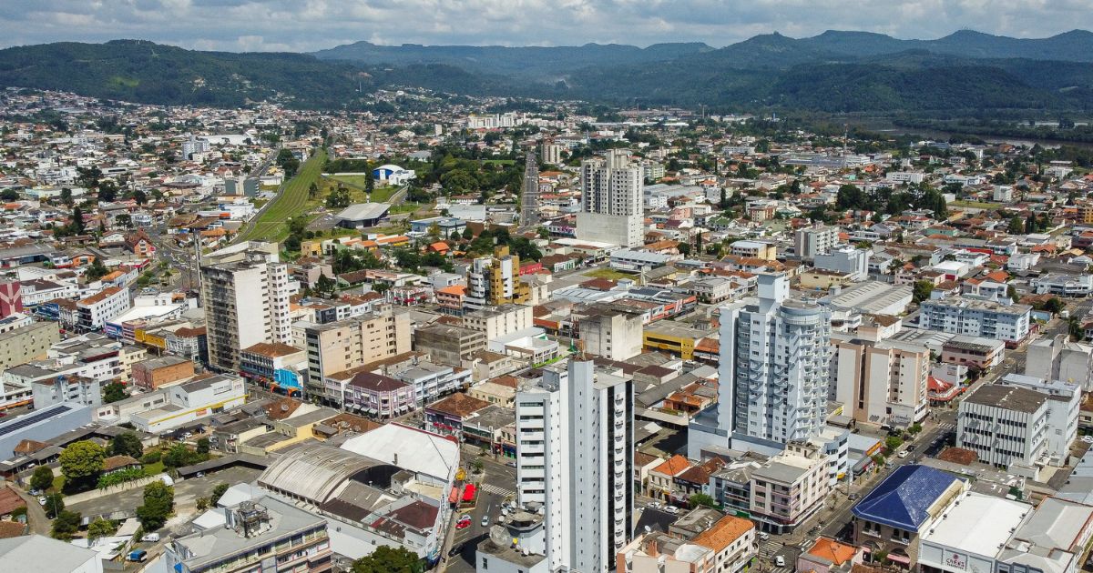 Concurso em União da Vitória oferece salários de até R$ 15,4 mil