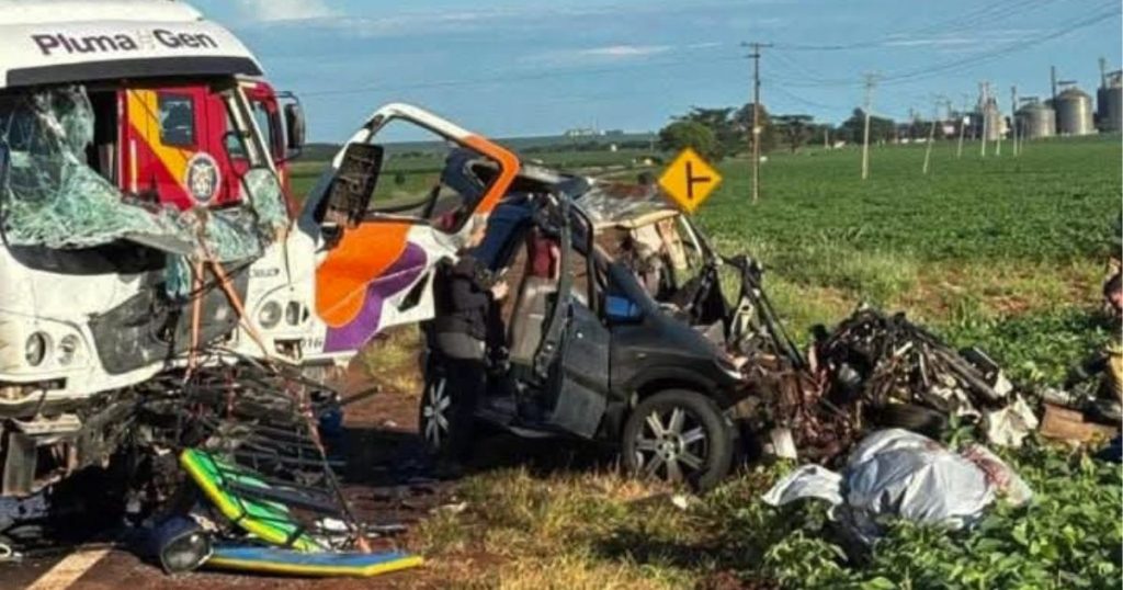 Grave acidente entre carro e caminhão mata família inteira em rodovia do Paraná
