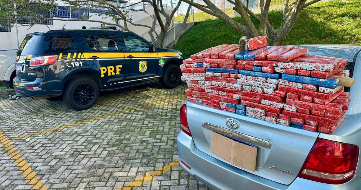 PRF apreende 132 quilos de maconha e prende casal em Irati