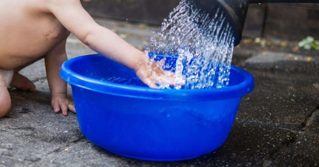 Criança de 1 ano morre após ser encontrada com a cabeça submersa em balde no Paraná