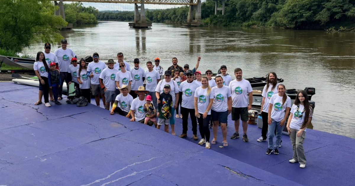Ação ambiental em São Mateus do Sul reúne 44 participantes e remove 300 kg de resíduos do Rio Iguaçu