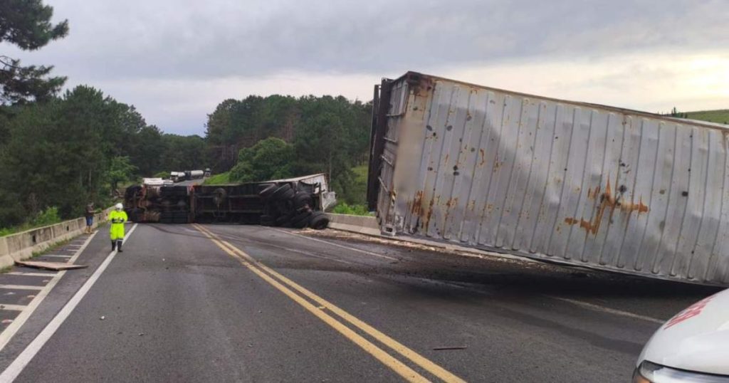Acidente com caminhão interdita BR-277, na região de Balsa Nova