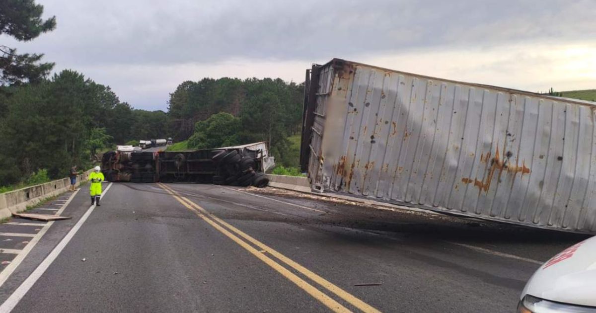 Acidente com caminhão interdita BR-277, na região de Balsa Nova