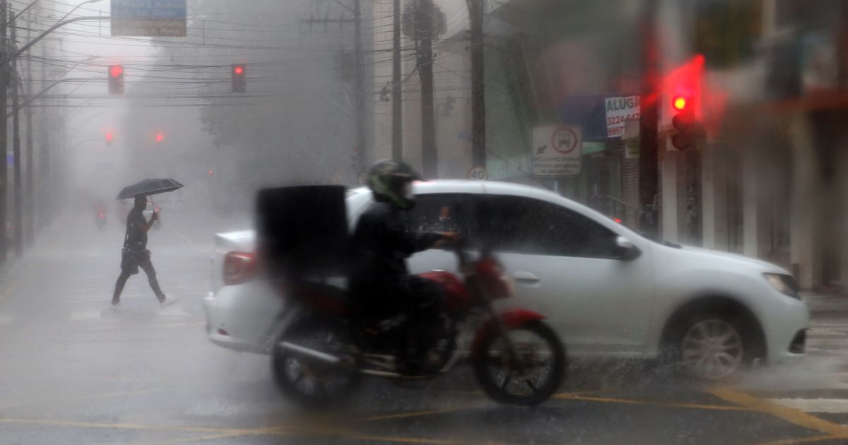 VÍDEO: Defesa Civil emite alerta para ciclone extratropical com tempestades e ventos fortes no Paraná