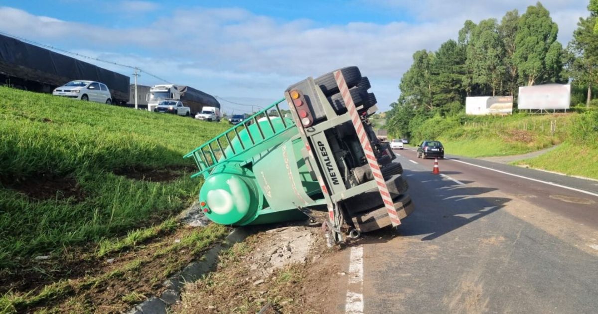 Tombamento de caminhão interdita BR-277