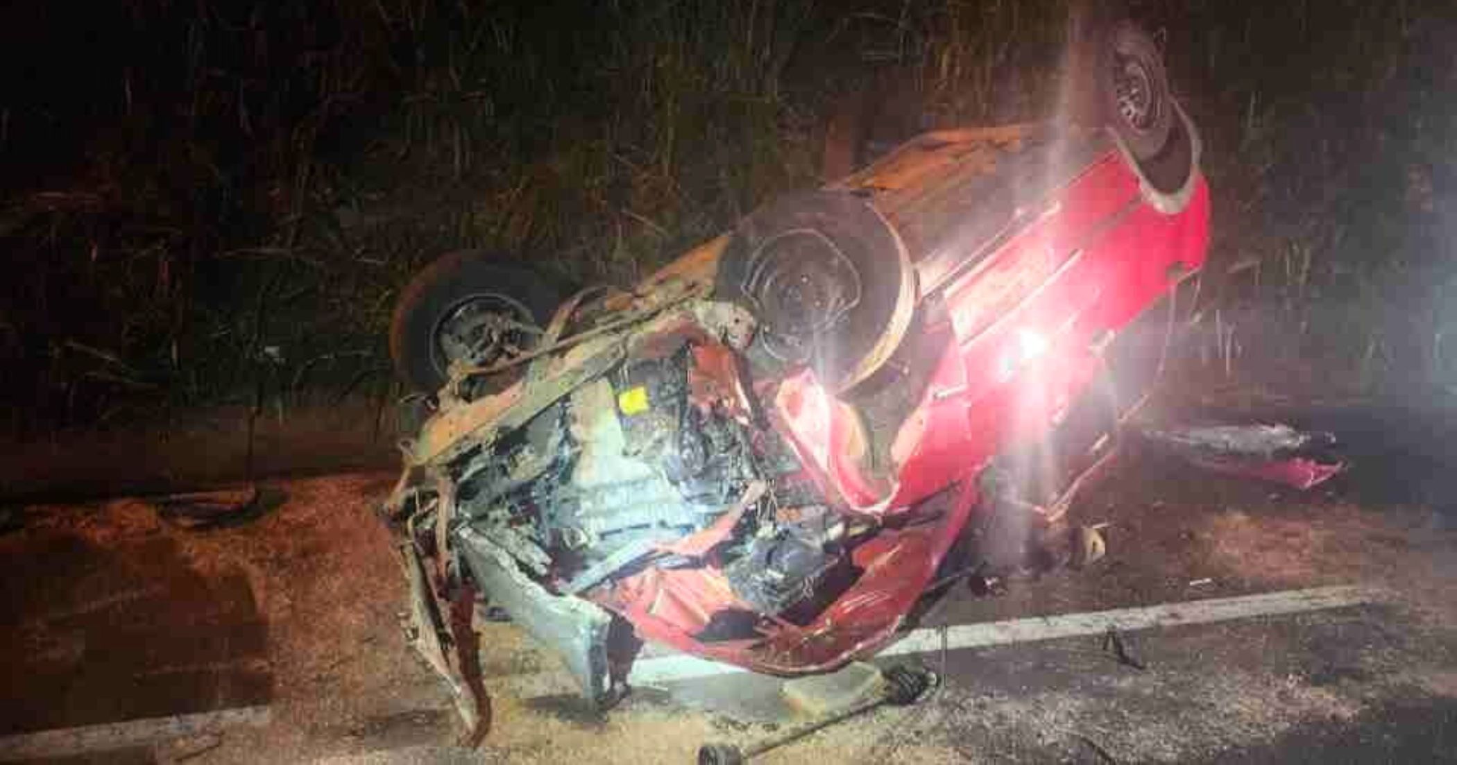 Motorista é ejetado após carro capotar na BR-376