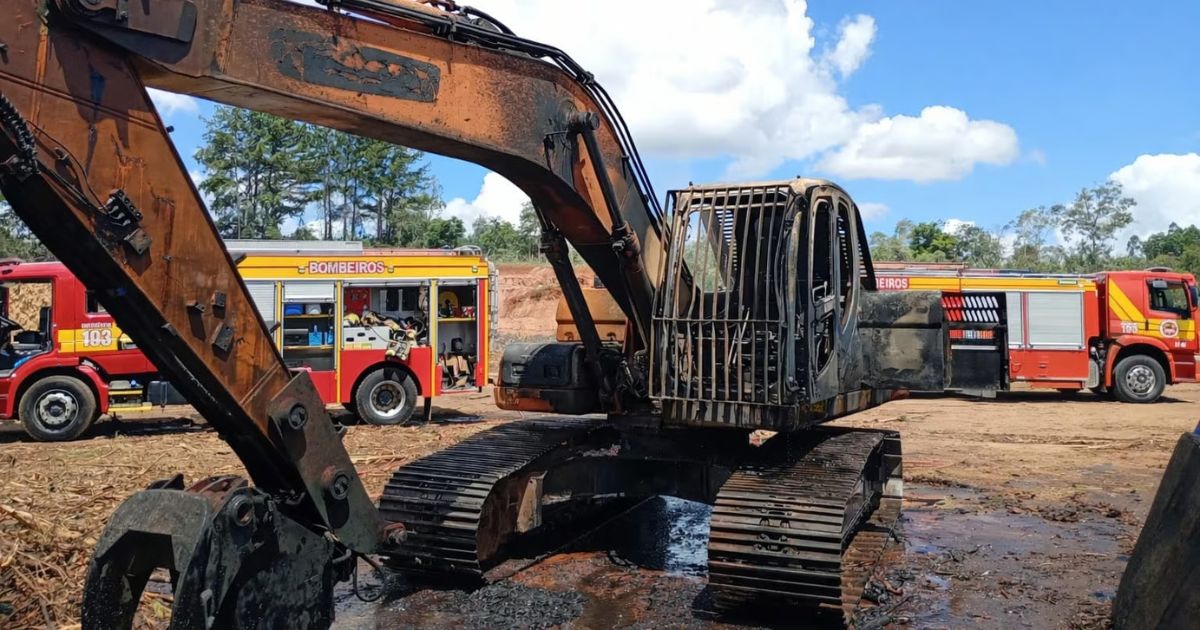 Incêndio destrói retroescavadeira em madeireira às Margens da BR-280, em Canoinhas
