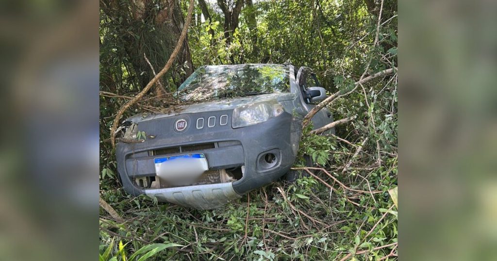 Carro é encontrado abandonado após saída de pista na PR-151 em São Mateus do Sul