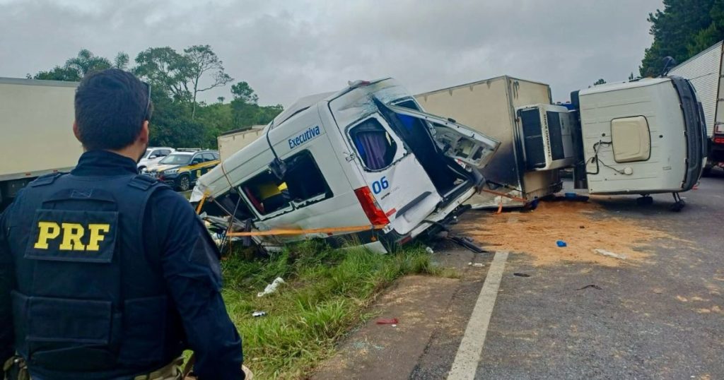 Tentativa de assalto a caminhão termina com seis mortos na BR-116 no Paraná; veja vídeo