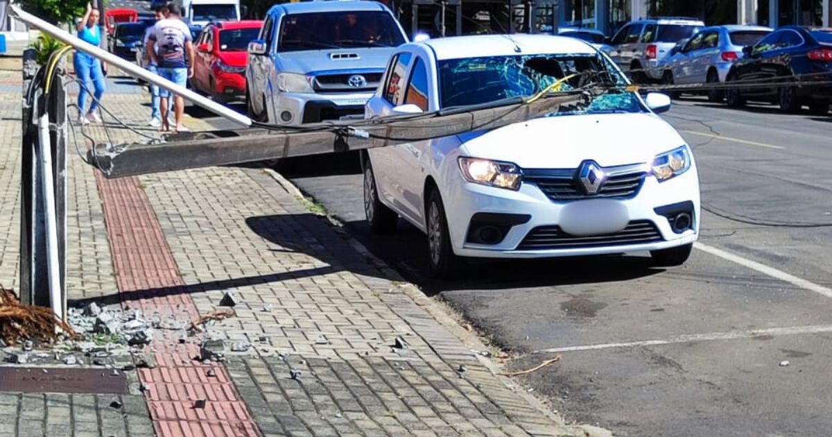 Carreta derruba poste e danifica carro estacionado no centro de Prudentópolis