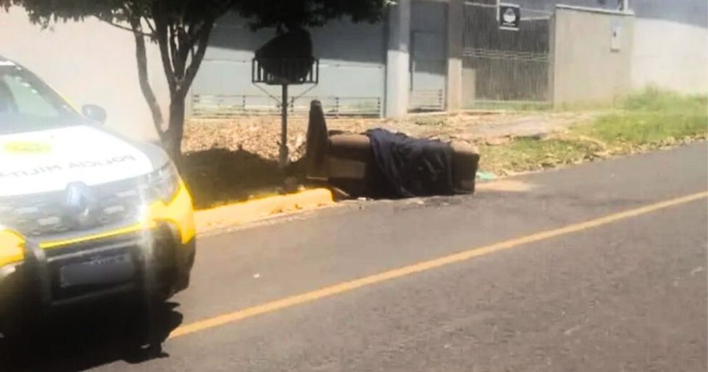 Corpo é encontrado dentro de sofá abandonado no Paraná