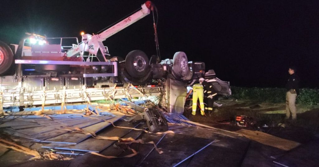 Tombamento de caminhão deixa motorista gravemente ferido na BR-476 na Lapa