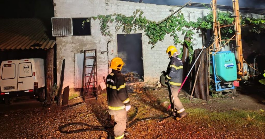 Incêndio destrói estufa de fumo e causa perda de cerca de uma tonelada de tabaco em Irineópolis