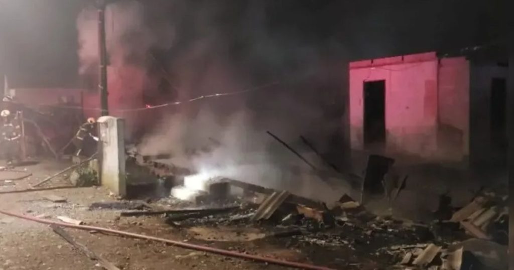 Três pessoas são encontradas mortas após incêndio em casa de madeira em SC