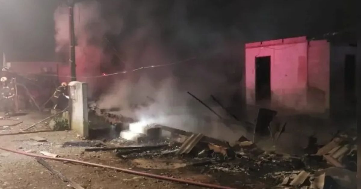 Três pessoas são encontradas mortas após incêndio em casa de madeira em SC
