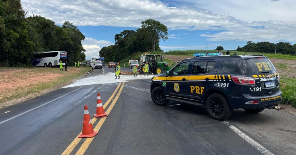 Colisão entre ônibus e trator deixa dois feridos e mobiliza equipes de resgate na BR-277