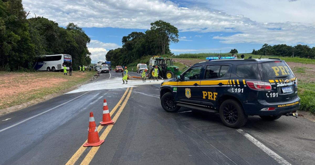 Colisão entre ônibus e trator deixa dois feridos e mobiliza equipes de resgate na BR-277