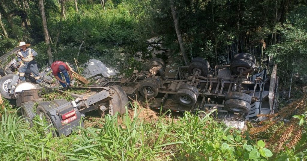 PRF finaliza retirada de carreta envolvida em grave acidente na BR-476 em Paulo Frontin