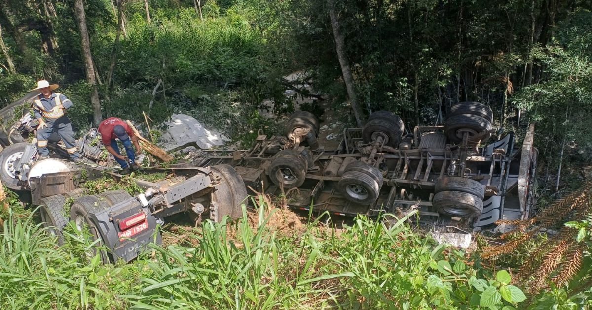 PRF finaliza retirada de carreta envolvida em grave acidente na BR-476 em Paulo Frontin