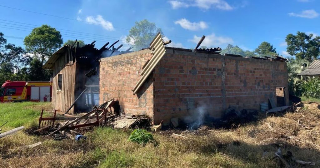 Incêndio destrói estufa de secagem de fumo no interior de Três Barras