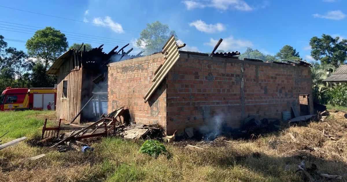 Incêndio destrói estufa de secagem de fumo no interior de Três Barras