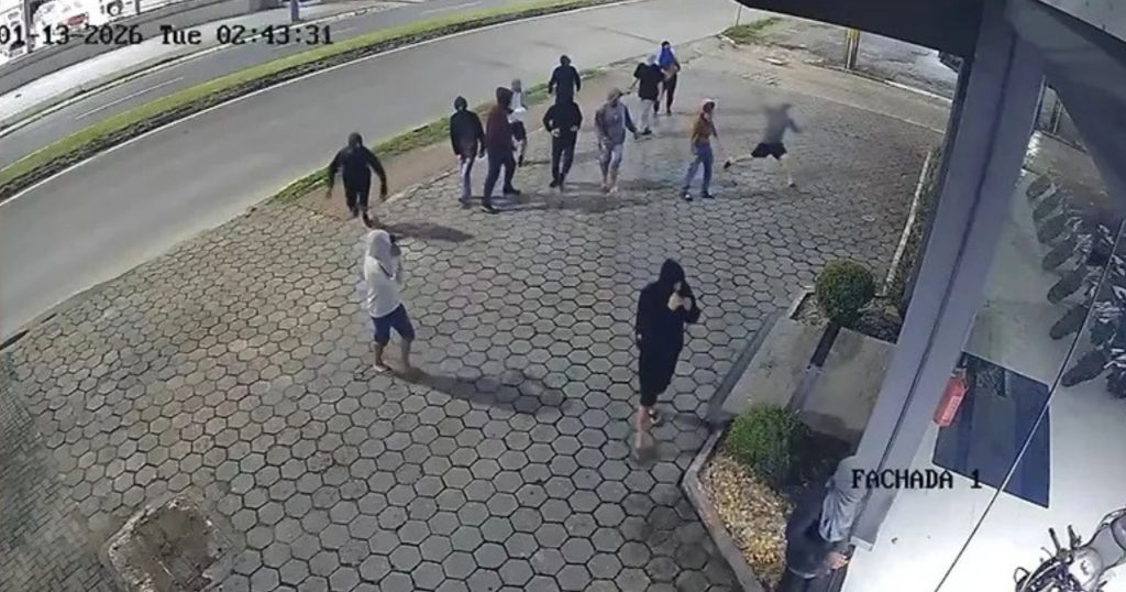 Vídeo mostra grupo invadindo concessionária e furtando 12 motos em SC; assista