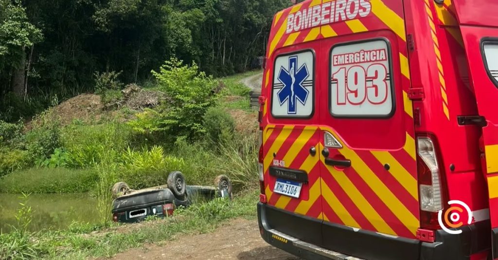 Idoso sai ileso após veículo cair em tanque no interior de Monte Castelo