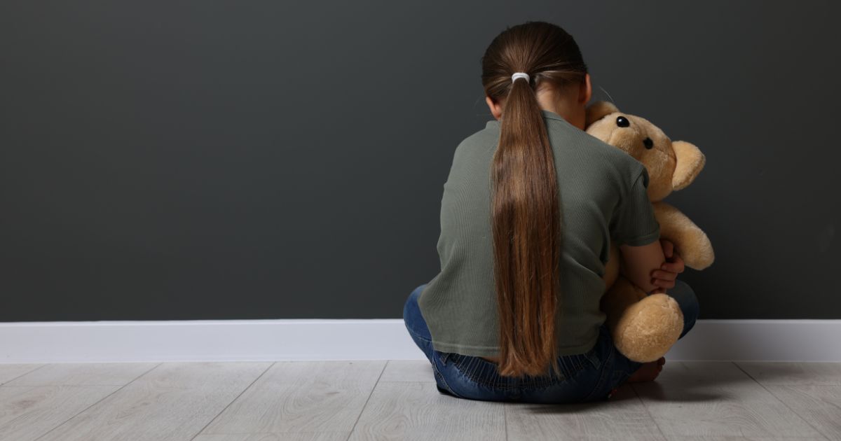 Menina denuncia abusos sexuais de padrasto em bilhete para professora em Rebouças