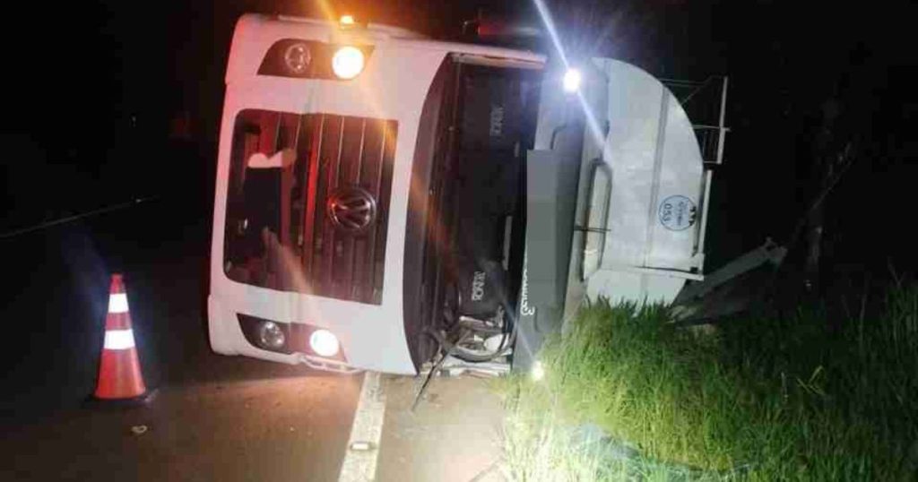Caminhão tomba na PR-364 e deixa homem ferido