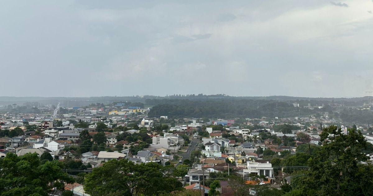 Tarde desta quarta-feira (28) é marcada por tempo fechado, raios e trovoadas em São Mateus do Sul