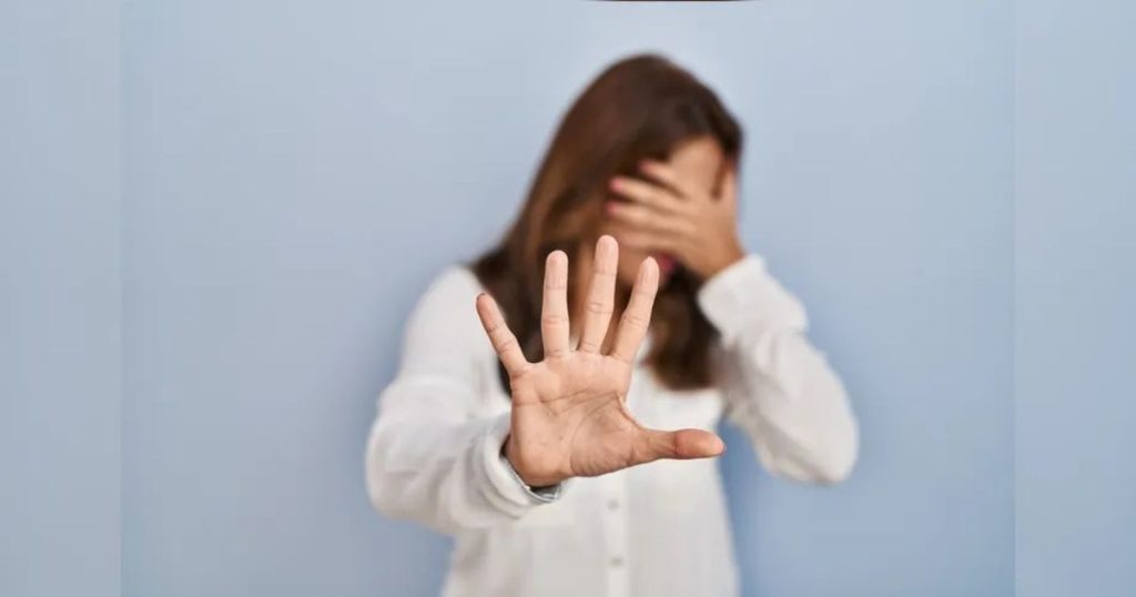 Mulher é vítima de importunação sexual durante caminhada em Rio Azul